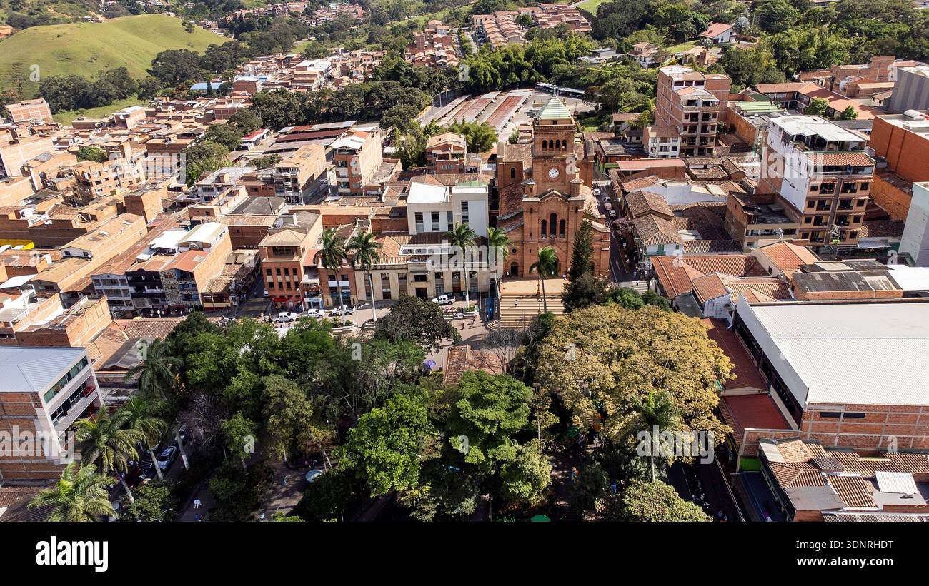 Girardota, Antioquia - Colombie. 30 décembre 2025. Vue aérienne par drone. C'est l'une des 125 municipalités du département. Banque D'Images