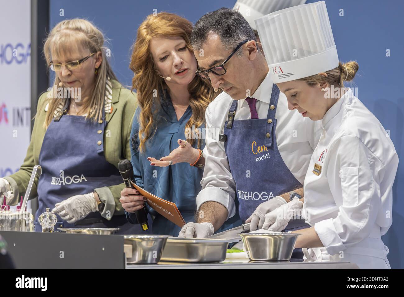 CEM cuisine ! DEHOGA Baden-Wuerttemberg événement avec candidat au poste de ministre-président, CEM Oezdemir. Le candidat du Parti Vert est assisté Banque D'Images