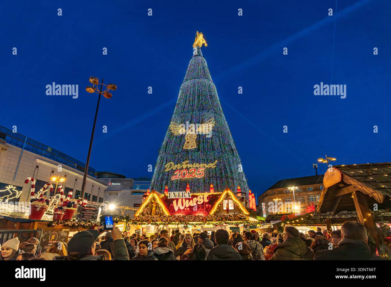 L'arbre de Noël géant au marché de Noël de Dortmund au crépuscule, Dortmund, Rhénanie du Nord-Westphalie, Allemagne, Europe Banque D'Images