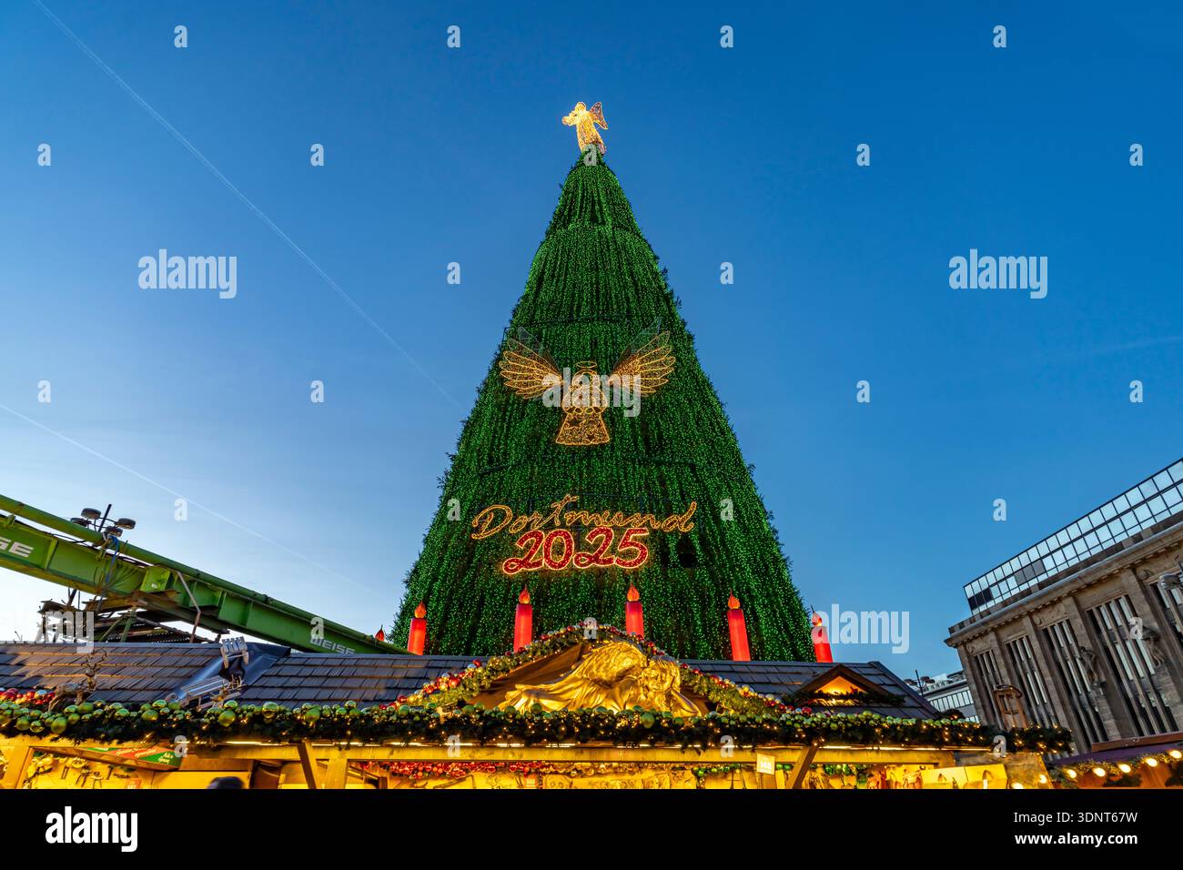 L'arbre de Noël géant au marché de Noël de Dortmund au crépuscule, Dortmund, Rhénanie du Nord-Westphalie, Allemagne, Europe Banque D'Images
