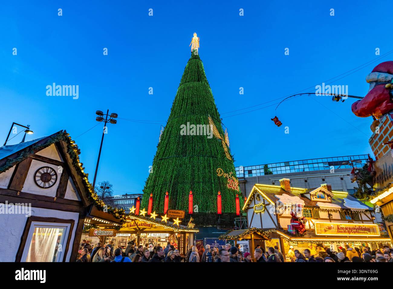 L'arbre de Noël géant au marché de Noël de Dortmund au crépuscule, Dortmund, Rhénanie du Nord-Westphalie, Allemagne, Europe Banque D'Images