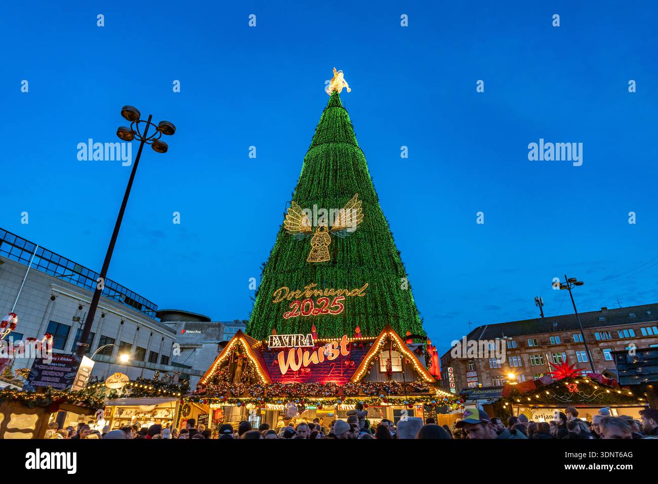 L'arbre de Noël géant au marché de Noël de Dortmund au crépuscule, Dortmund, Rhénanie du Nord-Westphalie, Allemagne, Europe Banque D'Images