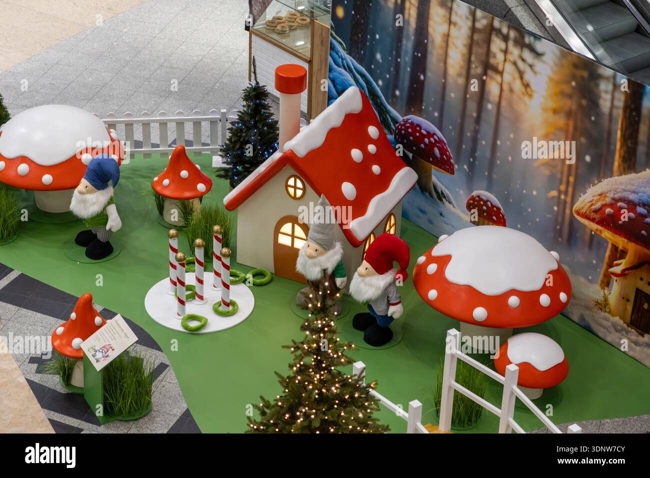 Cracovie, Pologne - 30 novembre 2025 : Winter Wanderland affiche des gnomes, des maisons de champignons, des arbres brillants et un jeu de lancer de bague amusant, parfait pour Banque D'Images