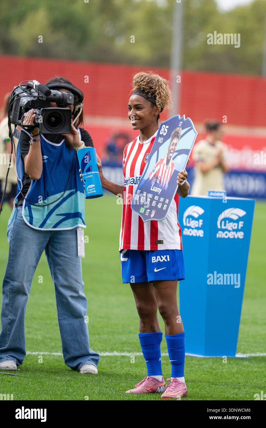 Alcalá de Henares, Madrid, Espagne. 12 octobre 2025. Luany Vitoria da Silva Rosa (Atletico de Madrid) pose avec le prix du joueur du mois pour Septe Banque D'Images