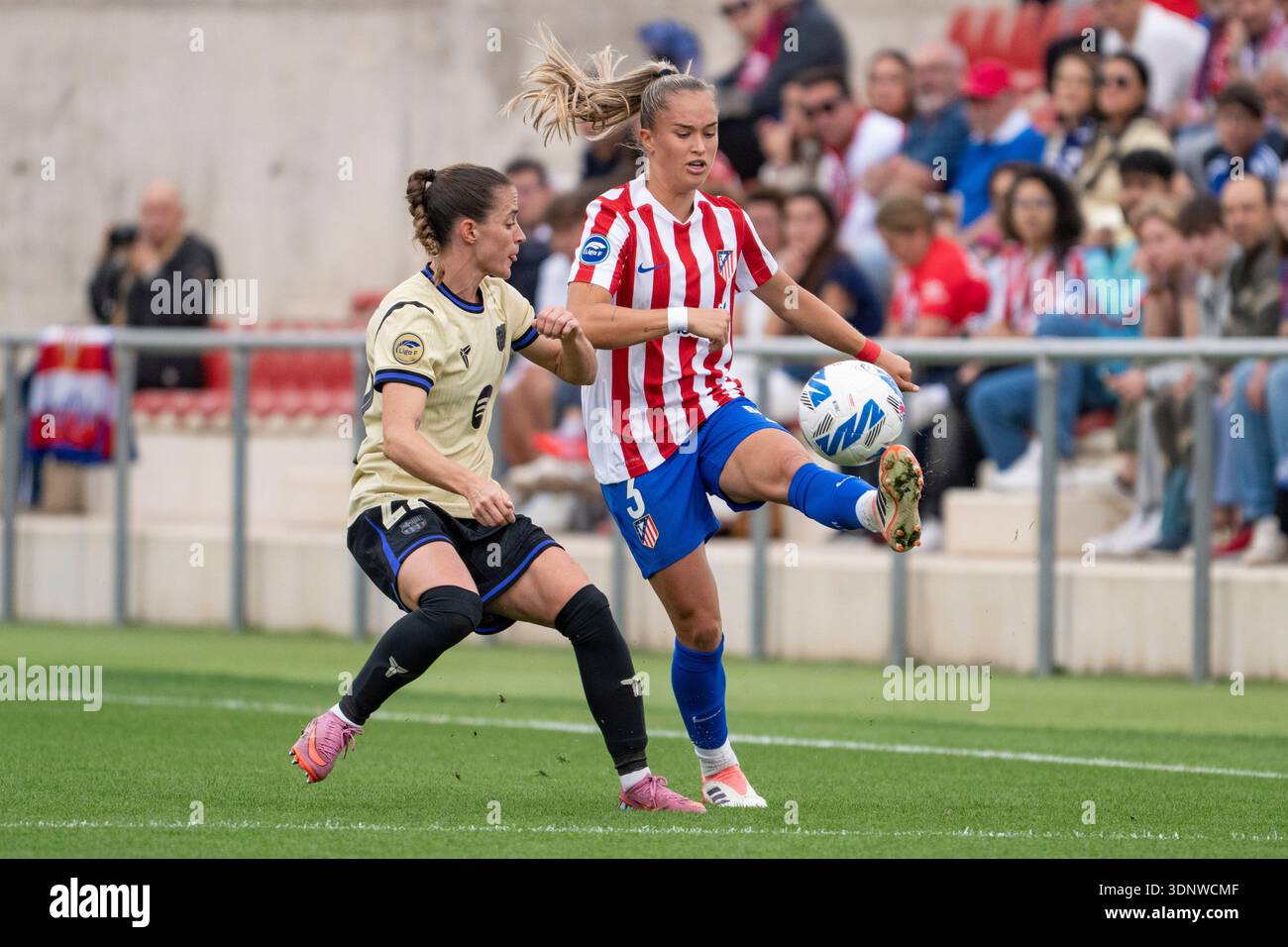 Alcalá de Henares, Madrid, Espagne. 12 octobre 2025. Andrea Medina (Atletico de Madrid) contrôle le ballon dans l'air sous la pression d'Ona Batlle (F Banque D'Images