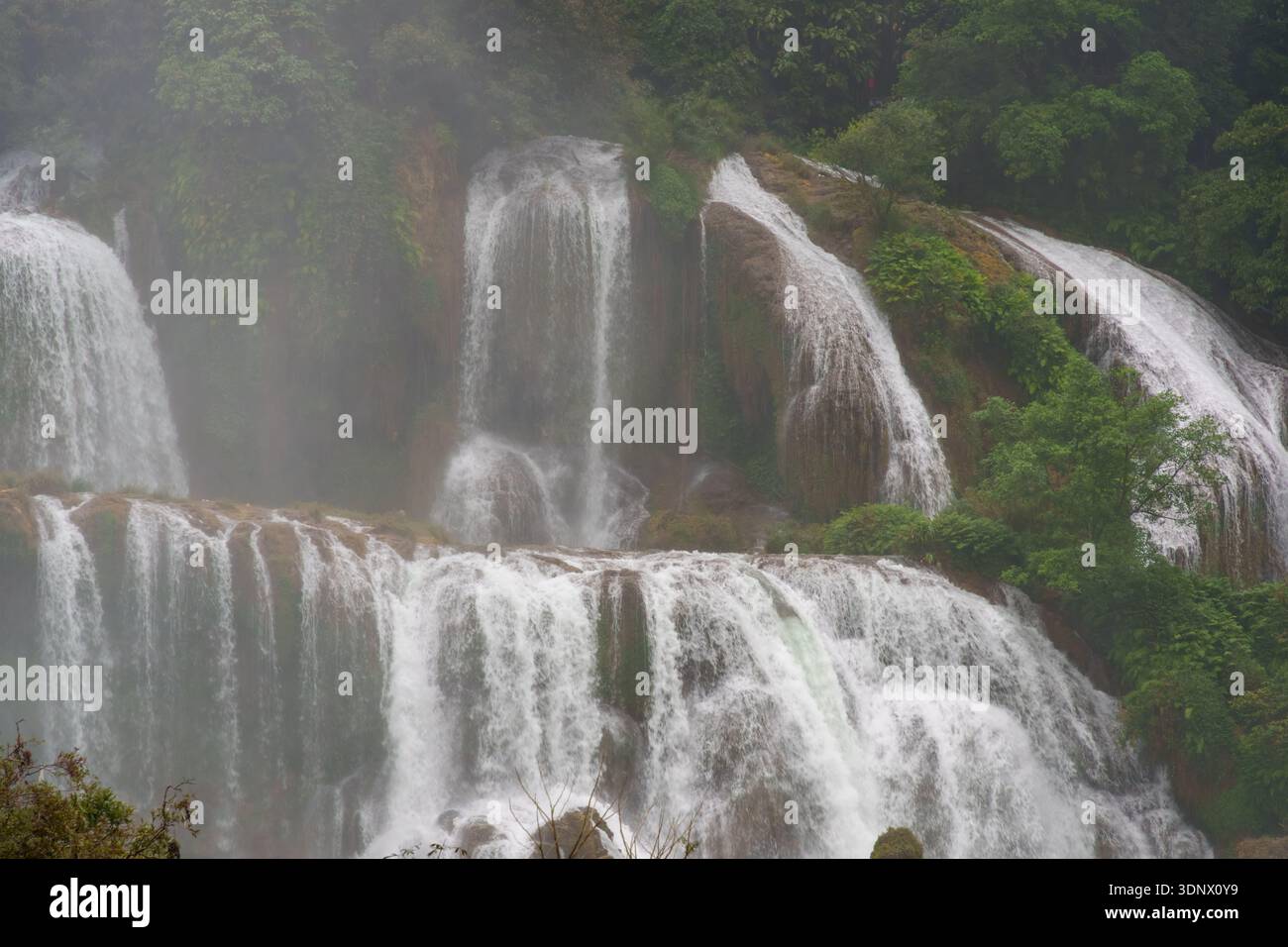 Les principales cascades de Ban Gioc Waterfall se déversent sur des falaises calcaires étagées dans de larges ruisseaux ressemblant à des rideaux. Banque D'Images