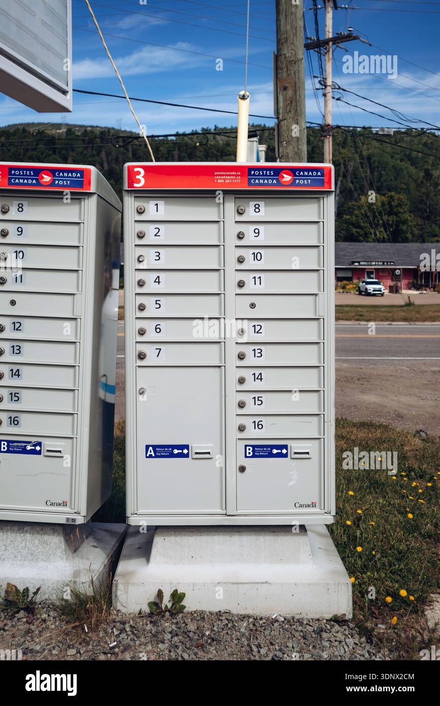Saguenay, Canada - 20 août 2025 : les boîtes aux lettres communautaires de postes Canada sont installées en bordure de route dans une petite ville de Québec Banque D'Images