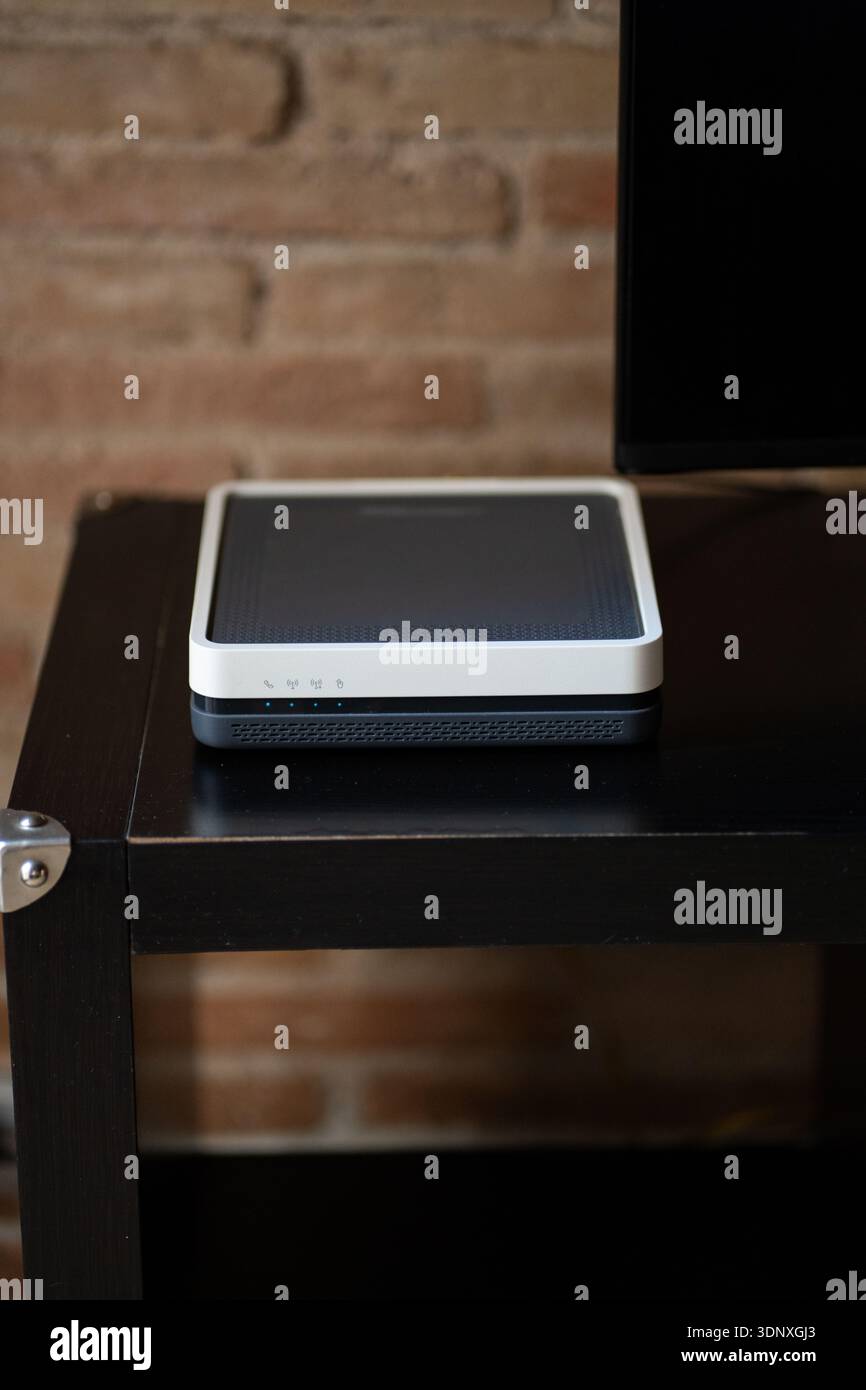 Modem routeur Wifi fournissant une connectivité Internet haut débit pour les appareils domestiques intelligents et la communication numérique dans un appartement moderne Banque D'Images