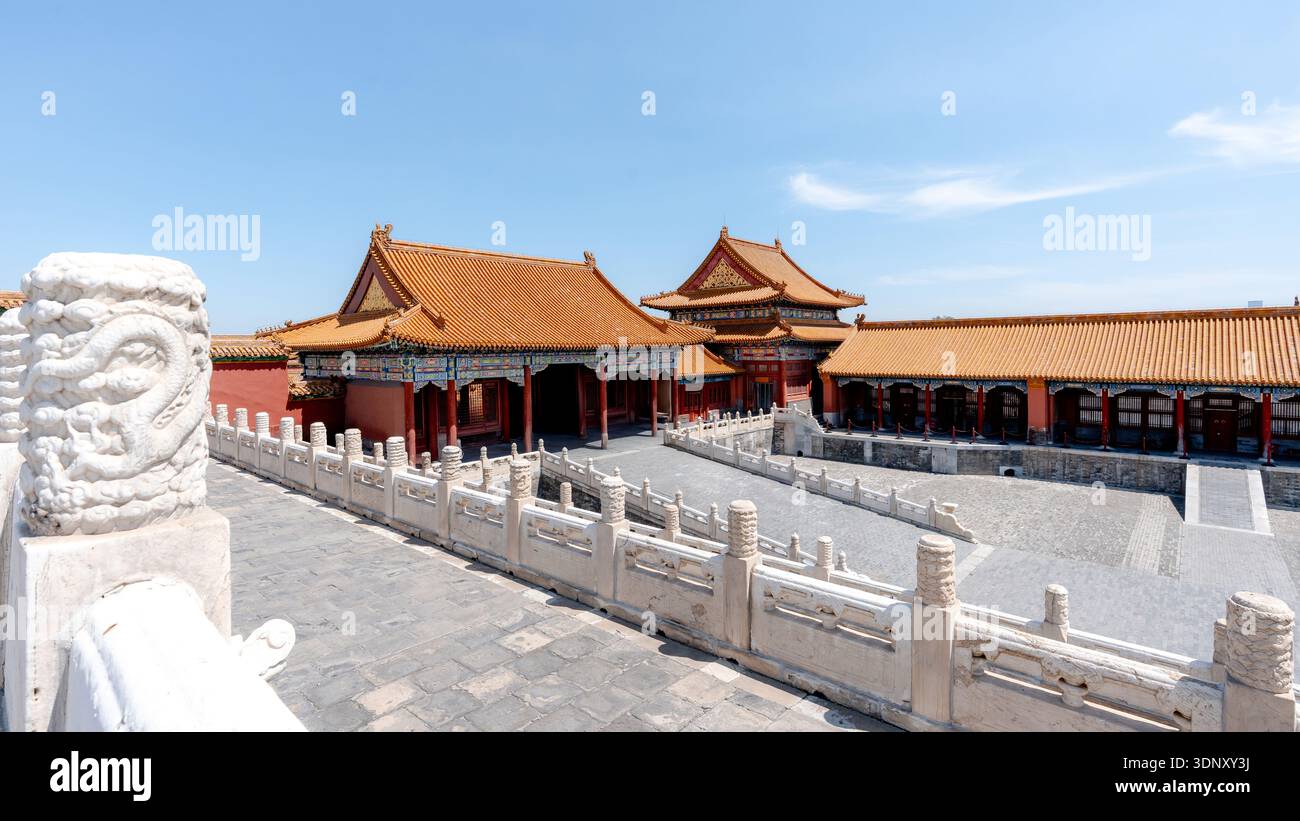 Vue majestueuse de la Cité interdite à Pékin, Chine. Ce complexe de palais historique présente une architecture chinoise traditionnelle avec ses toits ornés A. Banque D'Images