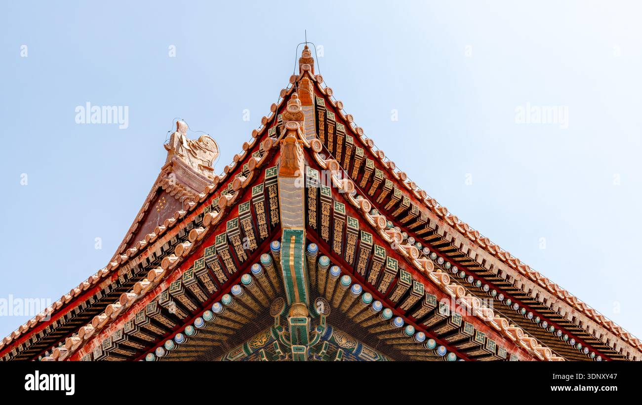 Vue détaillée du toit d'un bâtiment historique de la Cité interdite, Pékin, mettant en valeur l'architecture traditionnelle chinoise Banque D'Images