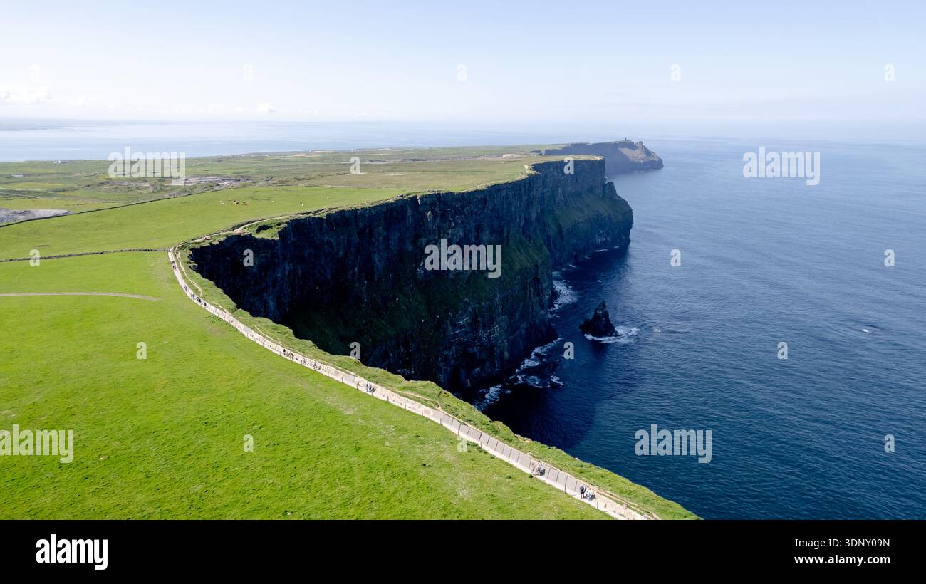Vue aérienne des légendaires falaises de Moher, en Irlande, mettant en valeur des falaises spectaculaires et abruptes qui rejoignent l'océan Atlantique. Les collines verdoyantes offrent un étourdissement Banque D'Images