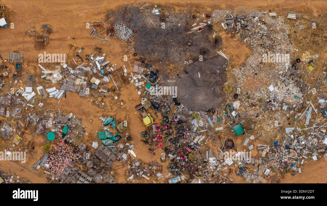 La vue aérienne des déchets dispersés et des débris crée un contraste frappant avec le paysage aride, un rappel poignant des défis environnementaux, Touws Banque D'Images