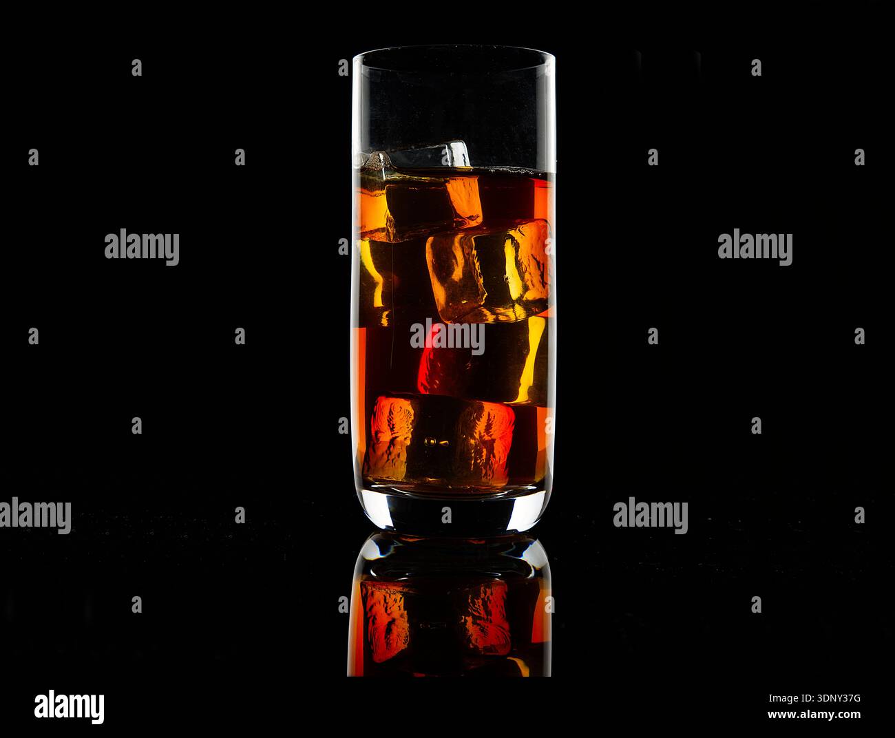 Verre de whisky avec de la glace Banque D'Images