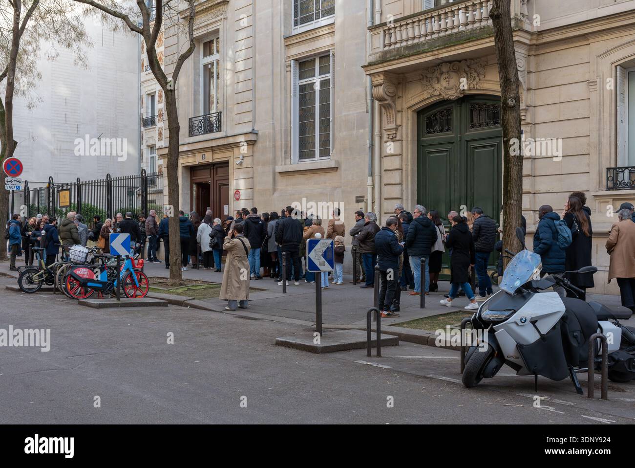Paris, France, 02.08.2026. Les gens font la queue au consulat portugais à Paris, pour voter pour le 2ème tour des élections présidentielles portugaises Banque D'Images