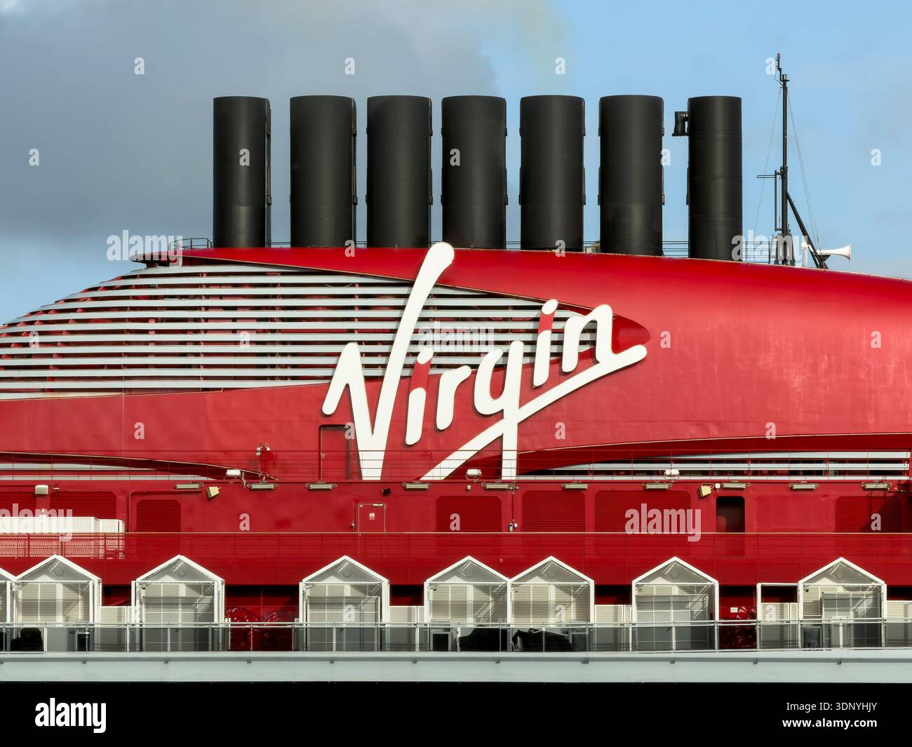 PHILIPSBURG, ST MAARTEN, CARAÏBES - 23 JANVIER 2026 : gros plan sur le navire de croisière et les entonnoirs rouges distinctifs Virgin voyages dans les Caraïbes Banque D'Images
