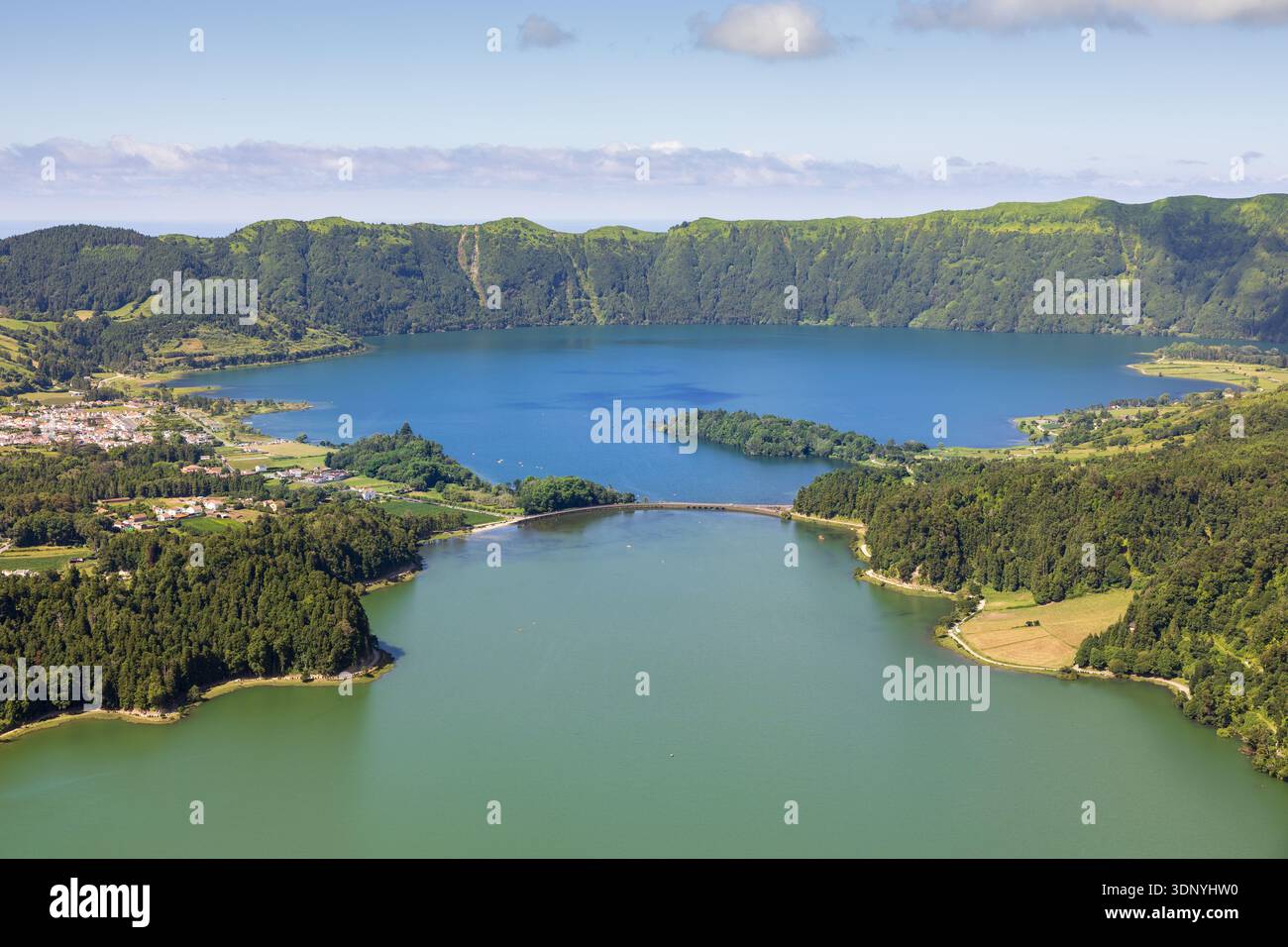 Vue aérienne du lac Sete Cidades. Lagon bleu et vert. Île de São Miguel, Açores, Portugal Banque D'Images