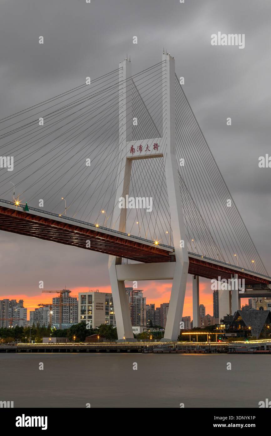 Coucher de soleil sur le pont Nanpu Banque D'Images
