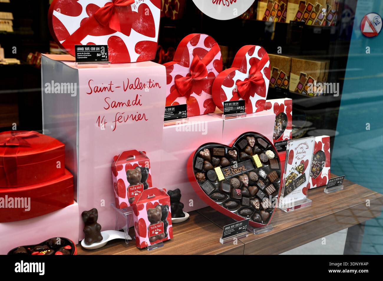 Saint-Valentin chocolats en vitrine - 12 février 2026 - Paris - France Banque D'Images