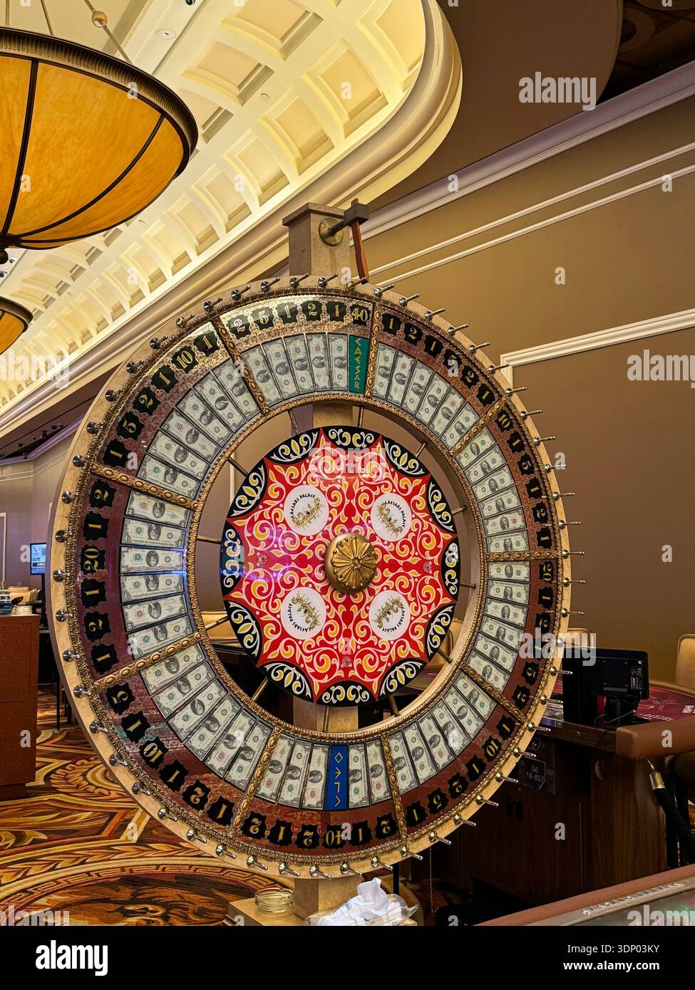Grand jeu de roue de prix de casino à l'intérieur d'un complexe de casino de luxe à Las Vegas, Nevada, États-Unis. Banque D'Images