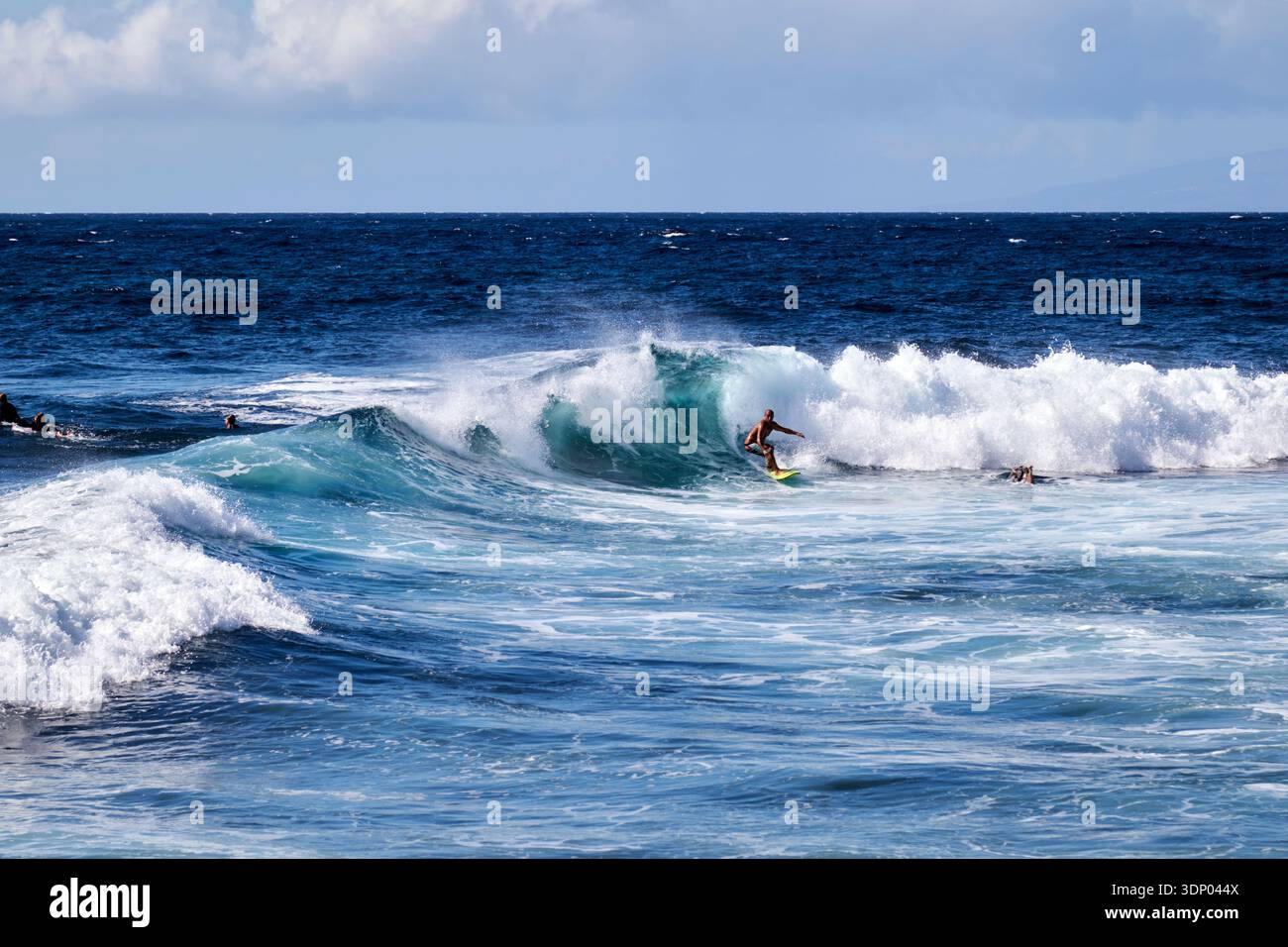 surfeurs prenant des cours de surf dans l'école de surf playa de las americas tenerife îles canaries espagne Banque D'Images
