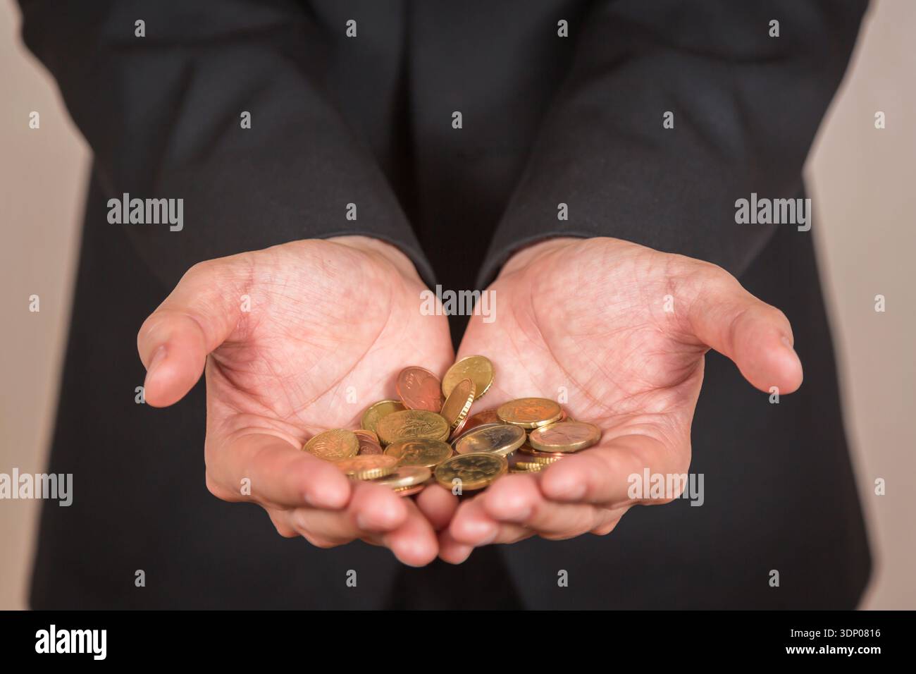 Homme d'affaires main tenir les pièces en euros comme investissement, revenu et concept d'épargne. Banque D'Images