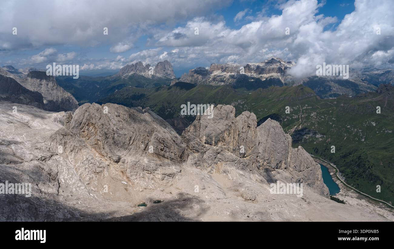 Vue sur le glacier de Marmolada, Dolomites, Italie Banque D'Images