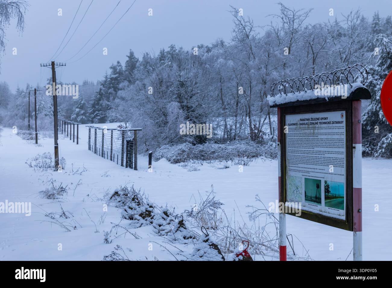 Paysage de frontière enneigée avec panneau d'information historique du rideau de fer Banque D'Images
