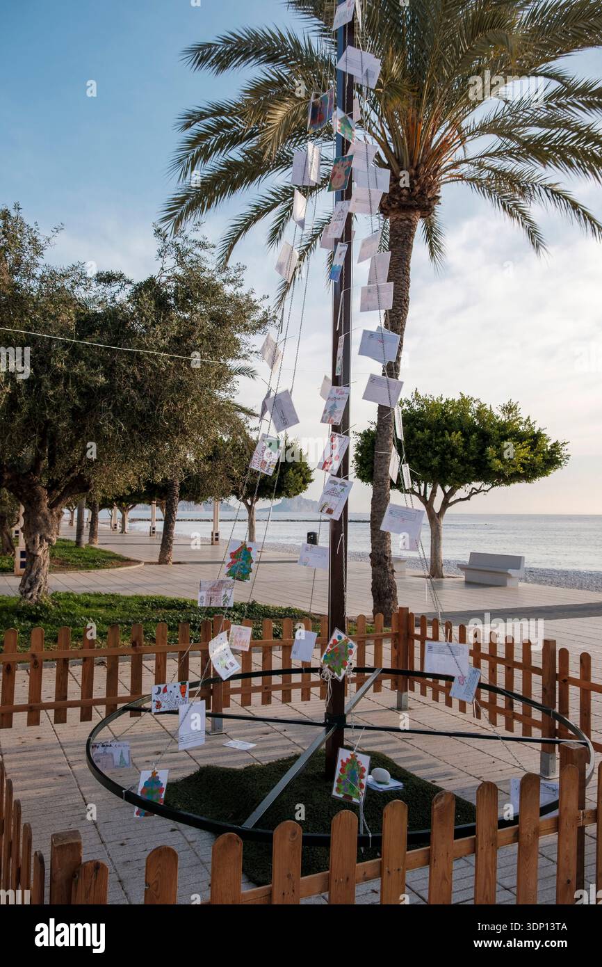 'Árbol de los deseos' (arbre à souhaits) sur la promenade de la plage à Altea sur la Costa Blanca en Espagne en décembre 2025 Banque D'Images