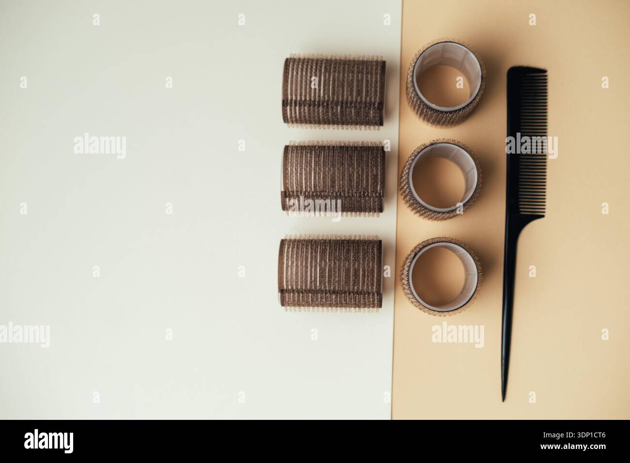 Éléments de coiffure symétriques. Présentation élégante des accessoires et outils capillaires Banque D'Images