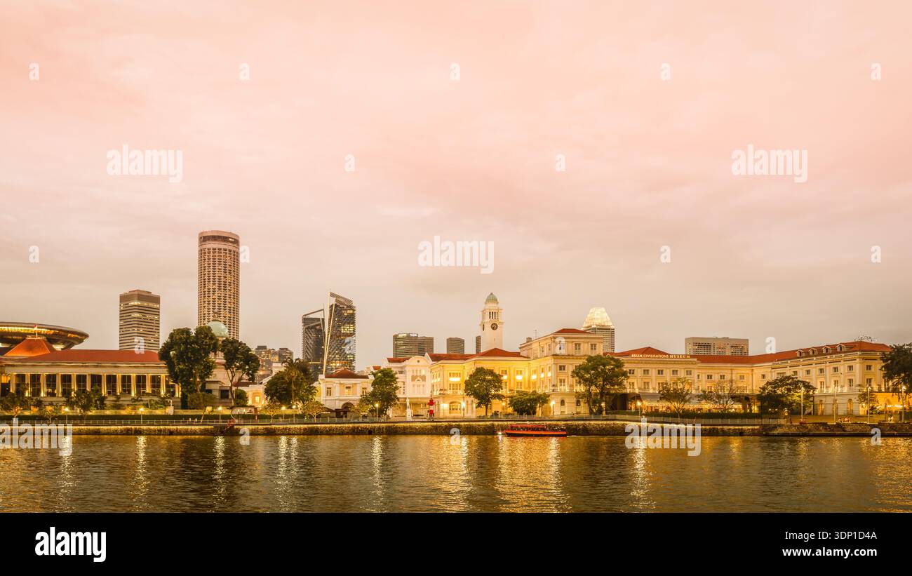 Singapour, le 4 février 2024, vue du paysage urbain au bord de la rivière Singapour au coucher du soleil Banque D'Images