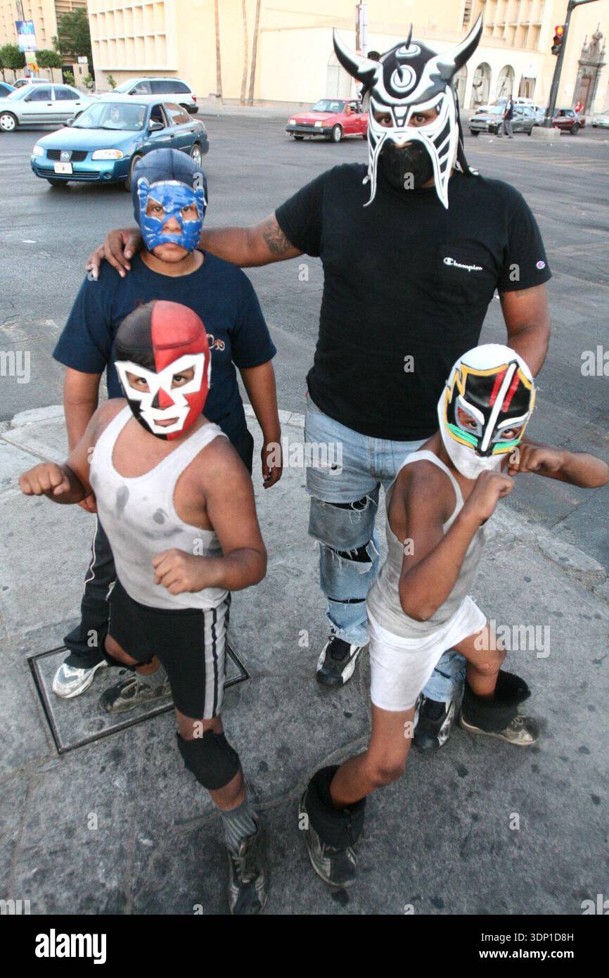 Unico Día.Desde San Juan de Los Lagos Jalisco con destino e.U. estuvieron de paso una colorida familia conformada por Ana Hilda Nagaña como Blue Panter, Noe Gómez con la mascara de Histeria, el pequeno de 8 años con capucha bicolor del Dr Bacner Jaime Fernando Gomez y Jorge años de nueve Adrián Gómez interprète a Mascarita Sagrada. Banque D'Images
