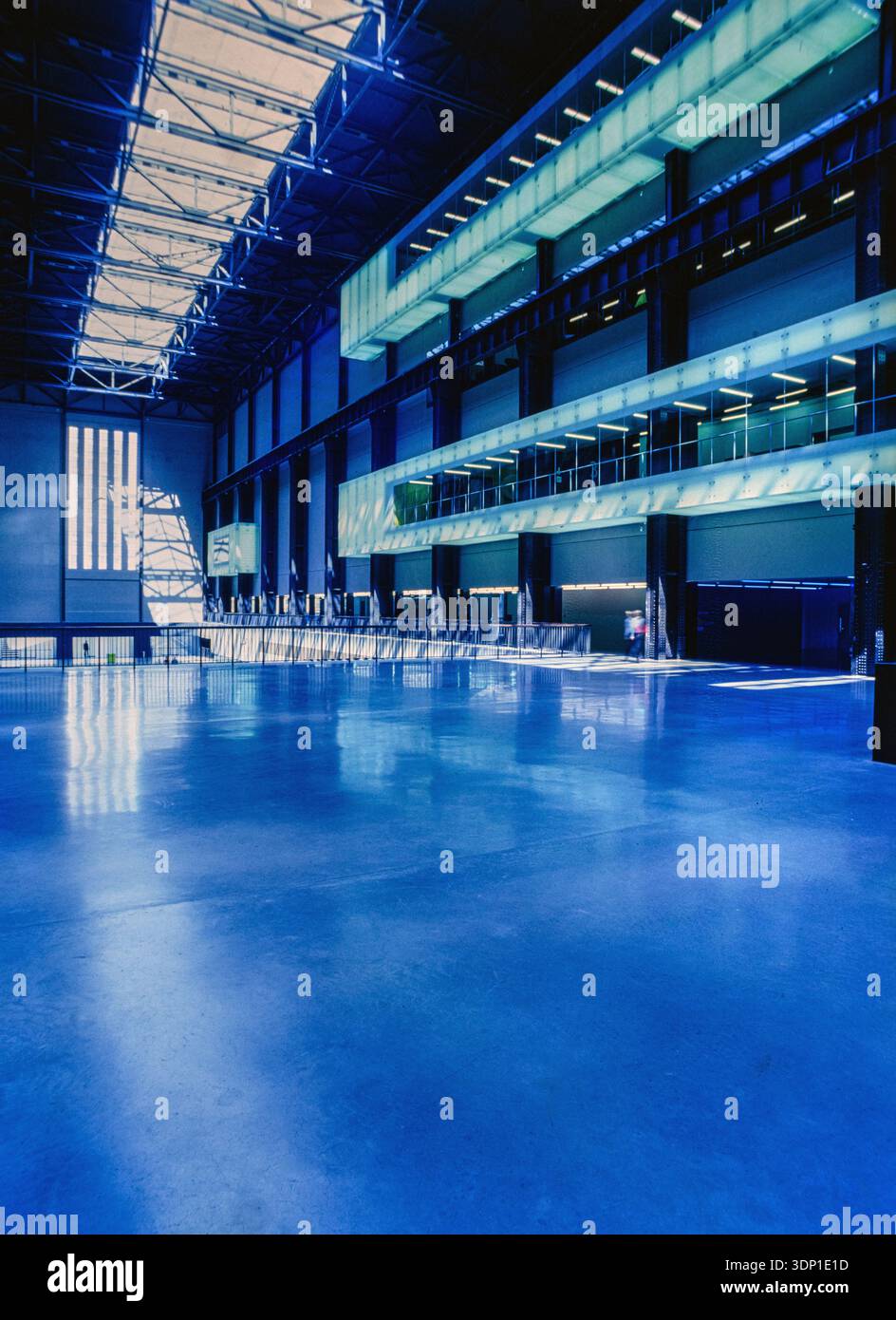 Vue intérieure du turbine Hall de la Tate Modern, Londres, un vaste espace industriel utilisé pour des installations d'art contemporain à grande échelle. Banque D'Images