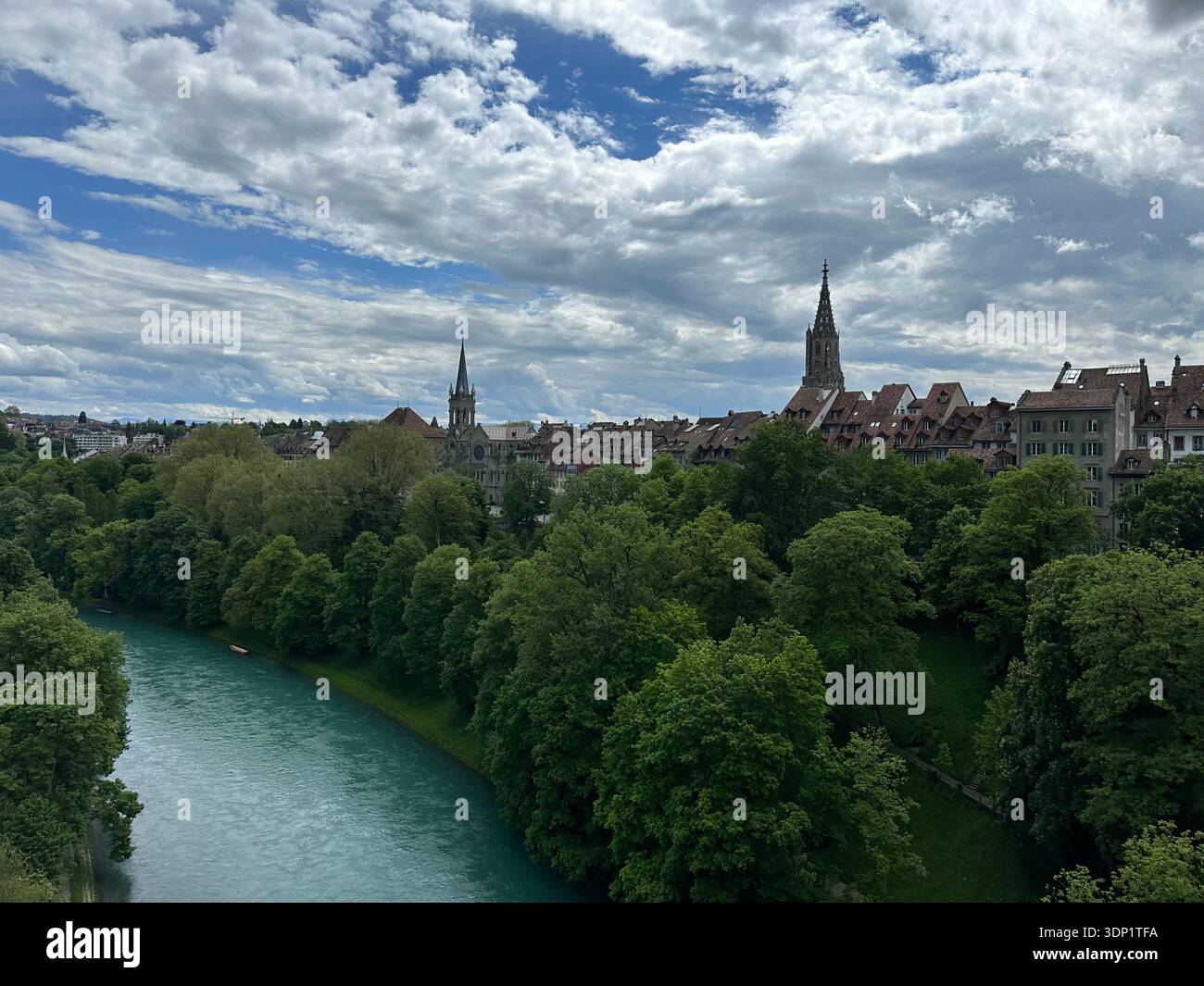 Vue sur la vieille ville de Berne avec la cathédrale Minster et l'Aar, Suisse, mai 2024 Banque D'Images