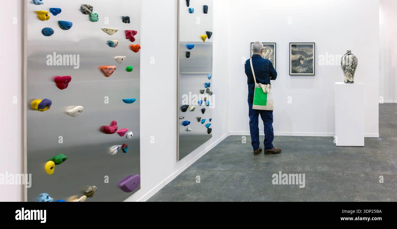 Homme regardant l'art at5 une exposition Banque D'Images