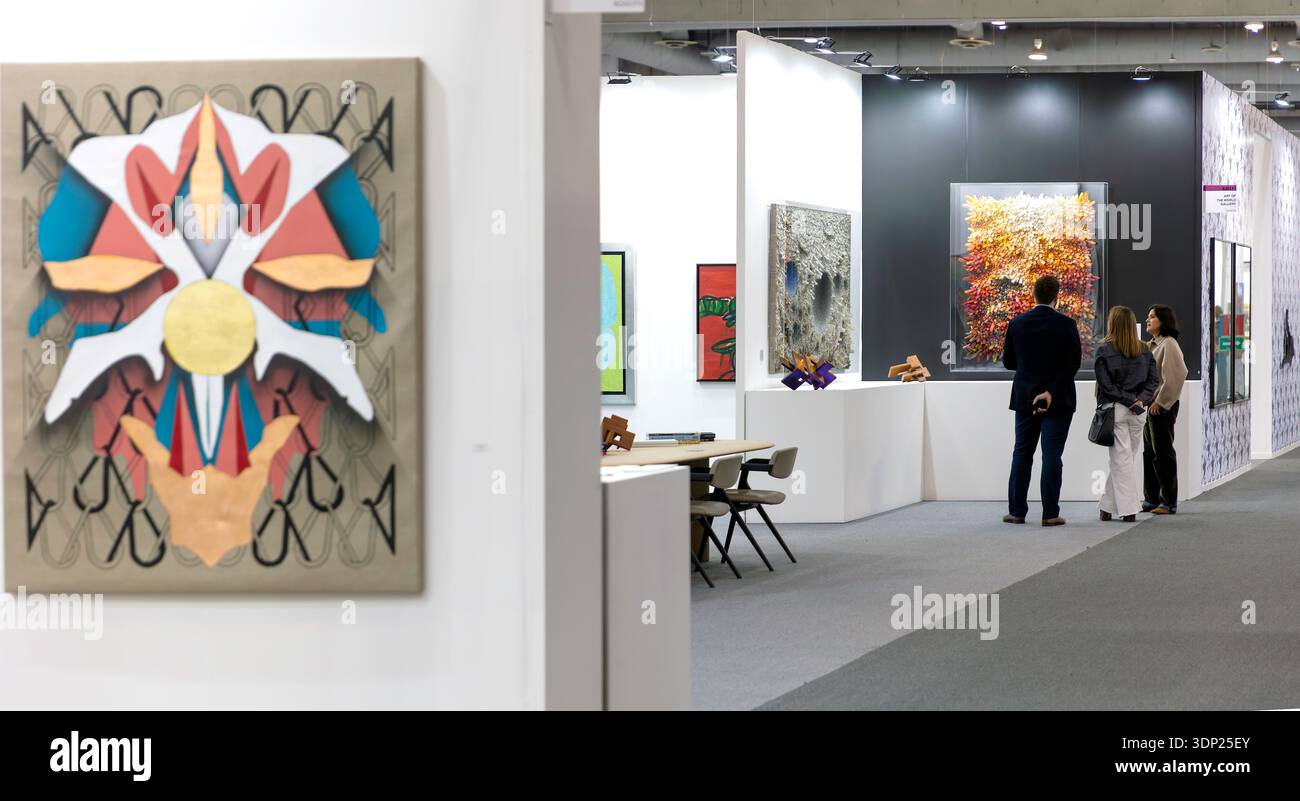 Les gens regardent des œuvres d'art modernes dans une exposition de galerie d'art. Banque D'Images