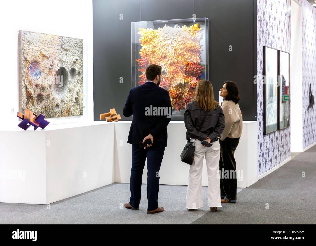 Les gens regardent des œuvres d'art modernes dans une galerie d'art. Banque D'Images