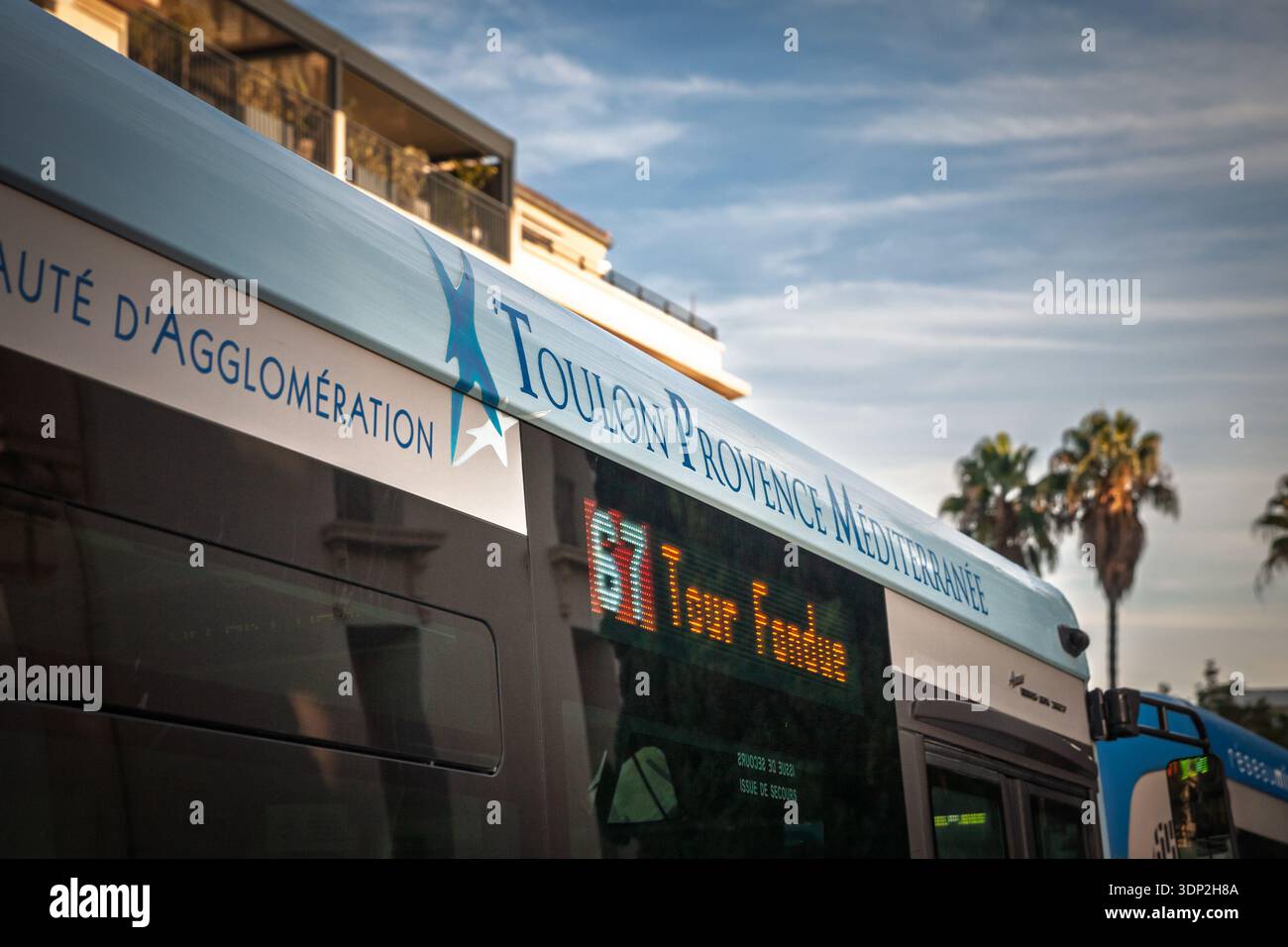 TOULON, FRANCE - 27 SEPTEMBRE 2025 : bus urbain à Toulon, France, marque 'Toulon Provence Méditerranée' avec affichage de l'itinéraire visible, appartenant à Resea Banque D'Images