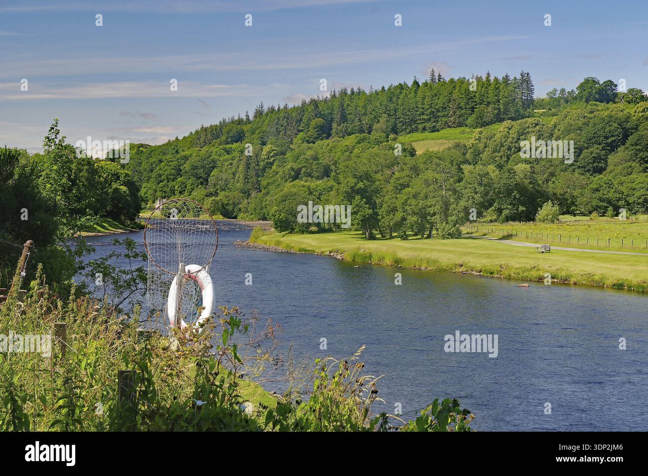 Rivière tranquille entourée de champs verdoyants et d'arbres sous un ciel bleu, Spey River, Aberdeenshire, Écosse, Royaume-Uni Banque D'Images