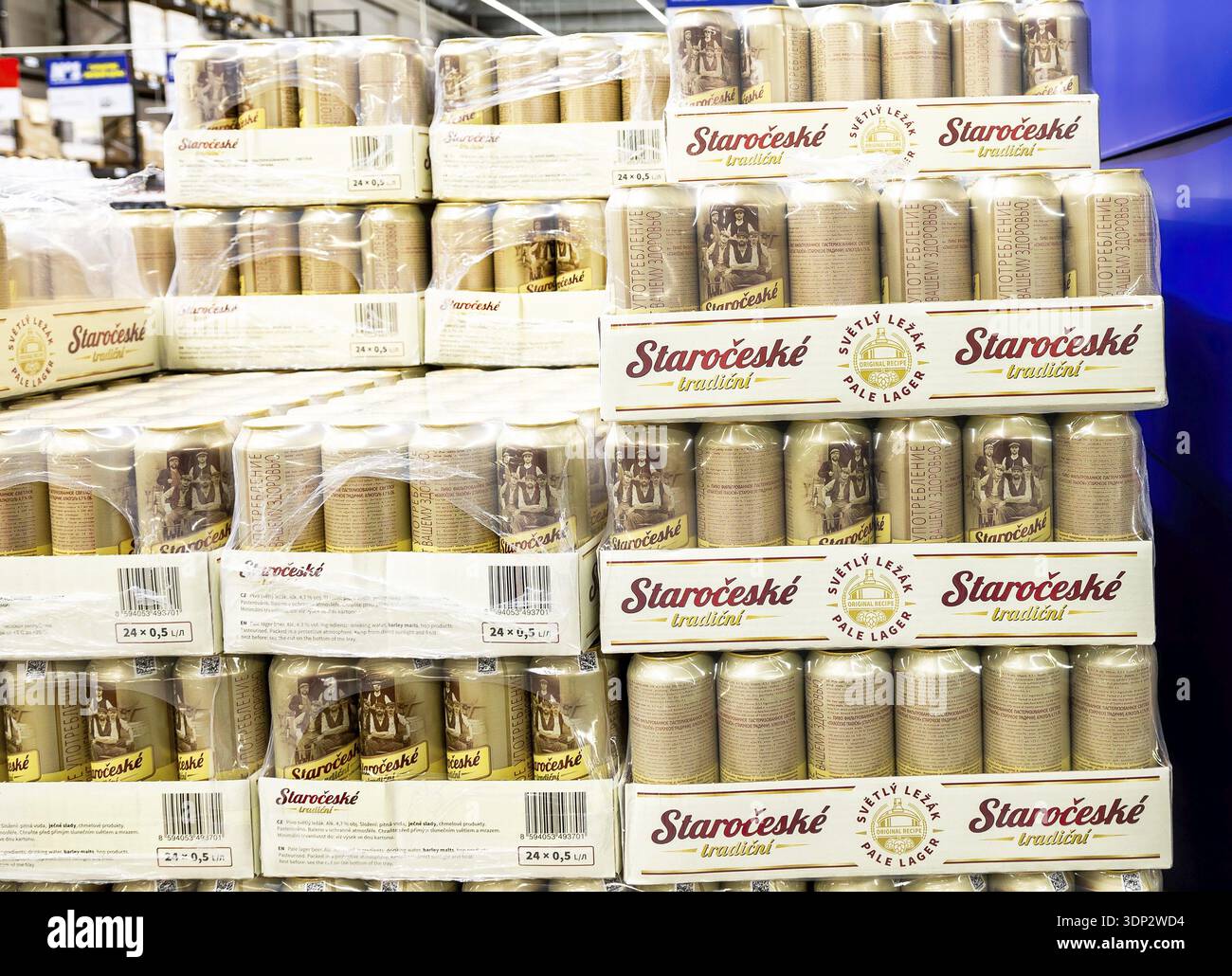 Samara, Russie - 6 avril 2024 : Staroceske traditions bière légère tchèque en bouteille fabriquée à l'aide de la technologie traditionnelle dans un supermarché Banque D'Images