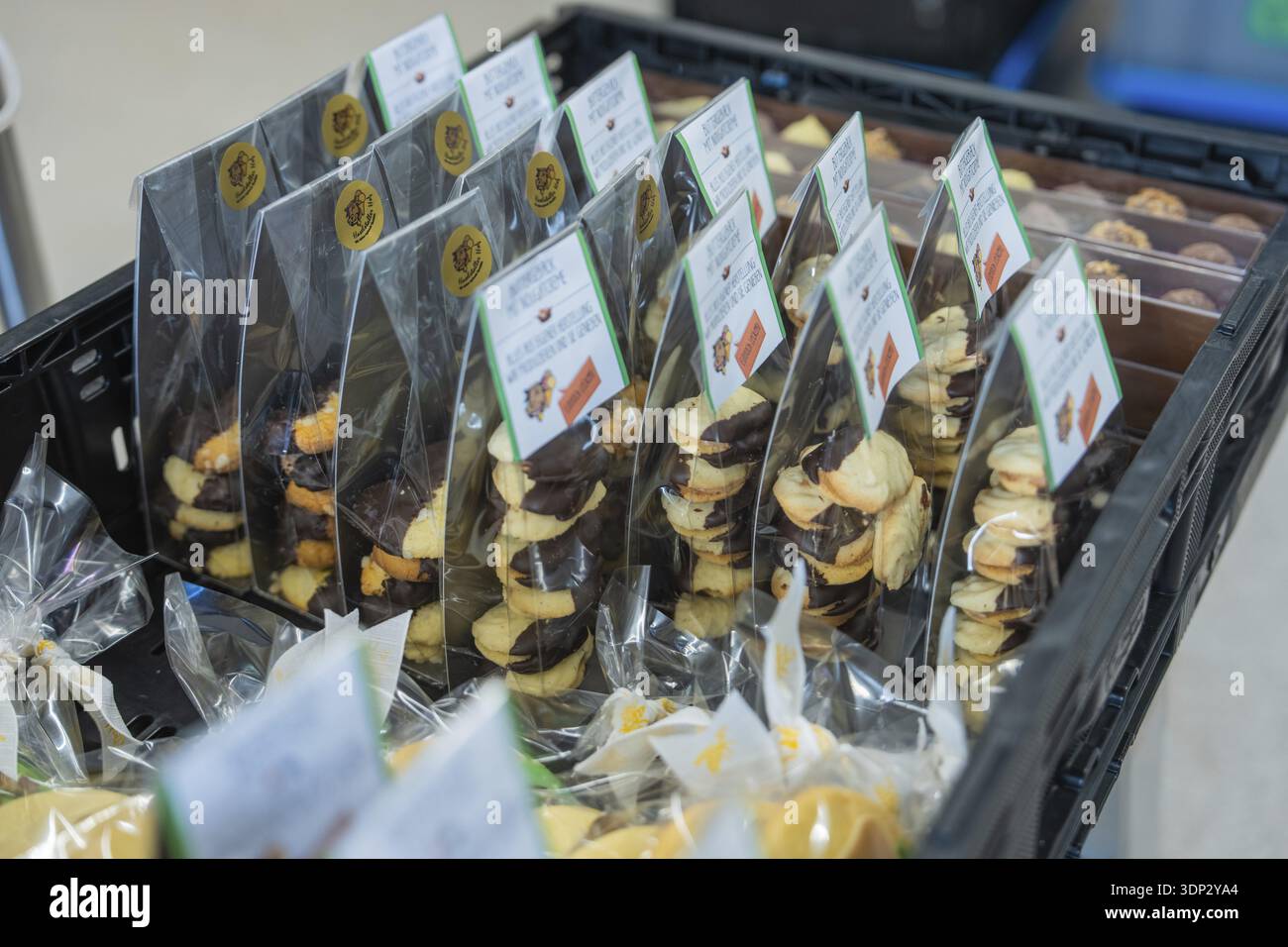 Différents types de cookies et chocolats dans une présentation de vente Banque D'Images