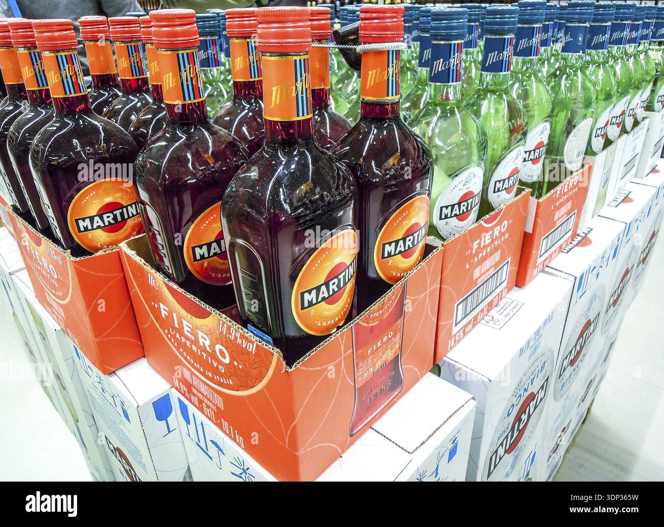 Samara, Russie - 26 janvier 2020: Boissons alcoolisées en bouteille Martini vermouth prêt à la vente au Superstore Banque D'Images
