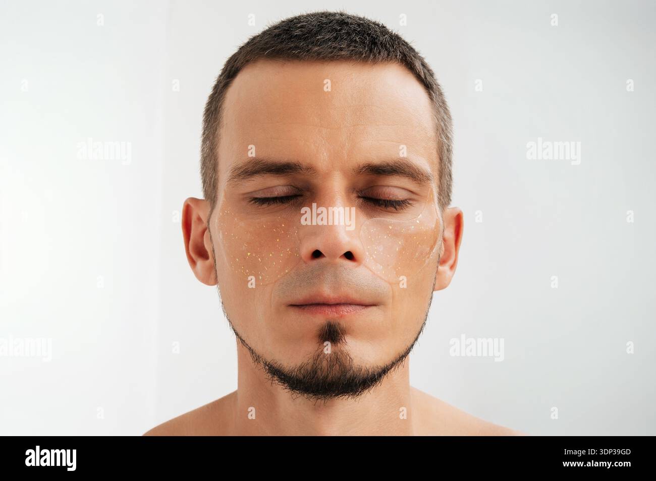 Visage masculin avec cache-yeux hydratants. Banque D'Images