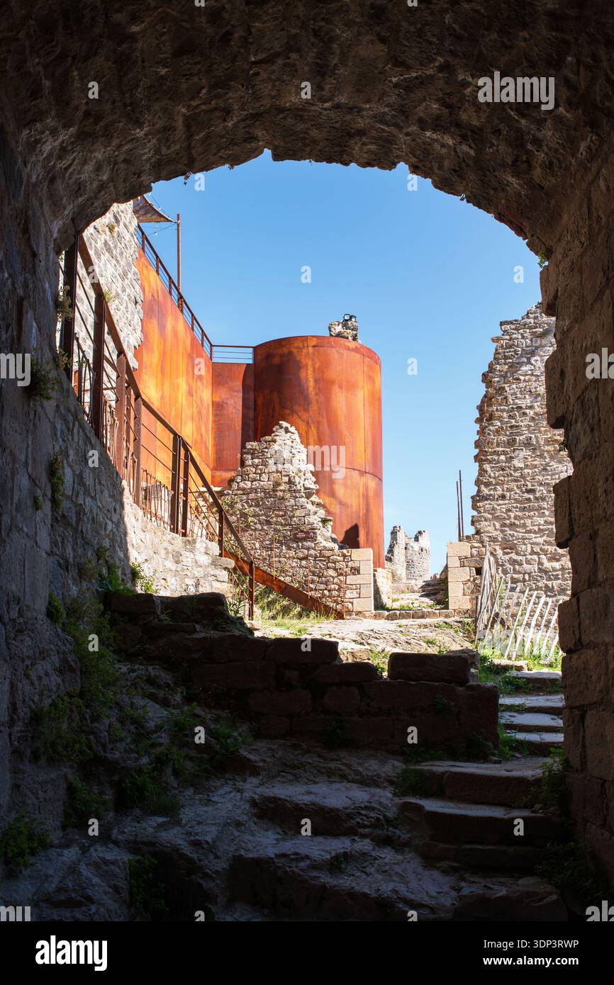 Château médiéval de Penne perché sur un rocher Banque D'Images