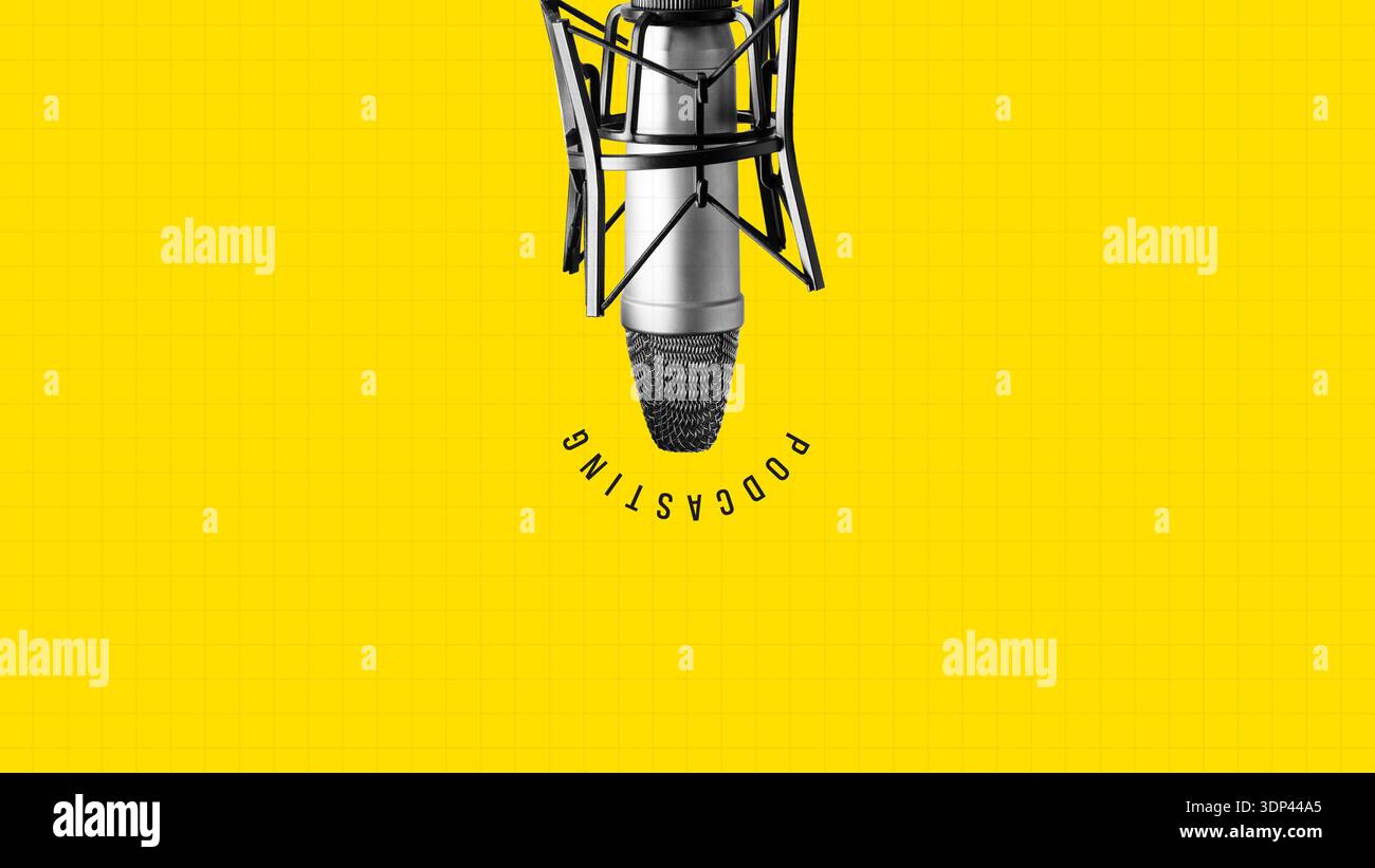 Enregistrement d'un podcast avec un microphone sur fond jaune vif Banque D'Images