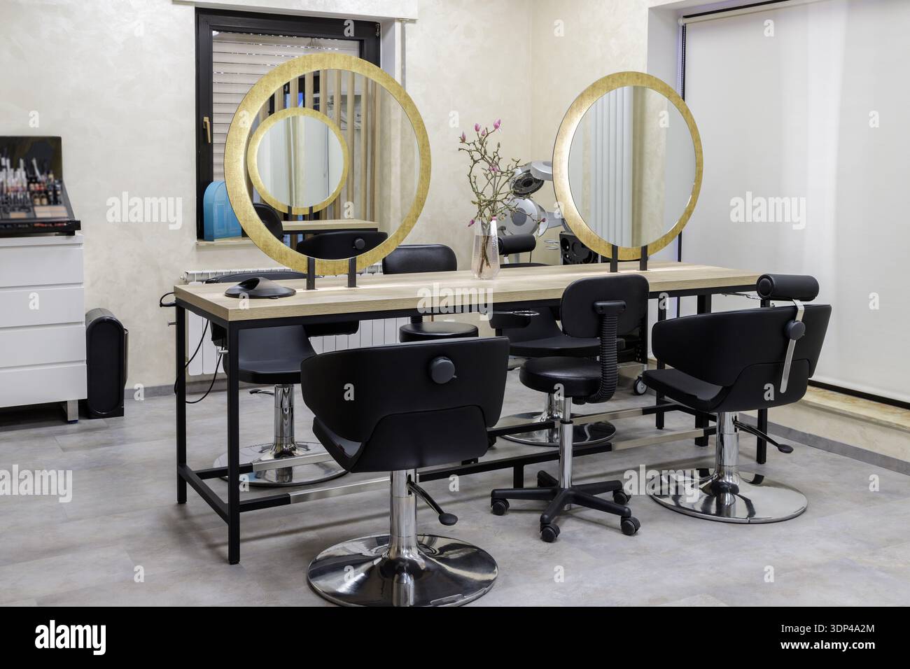 Intérieur moderne vide du salon de coiffure en couleur dorée et grise. Banque D'Images