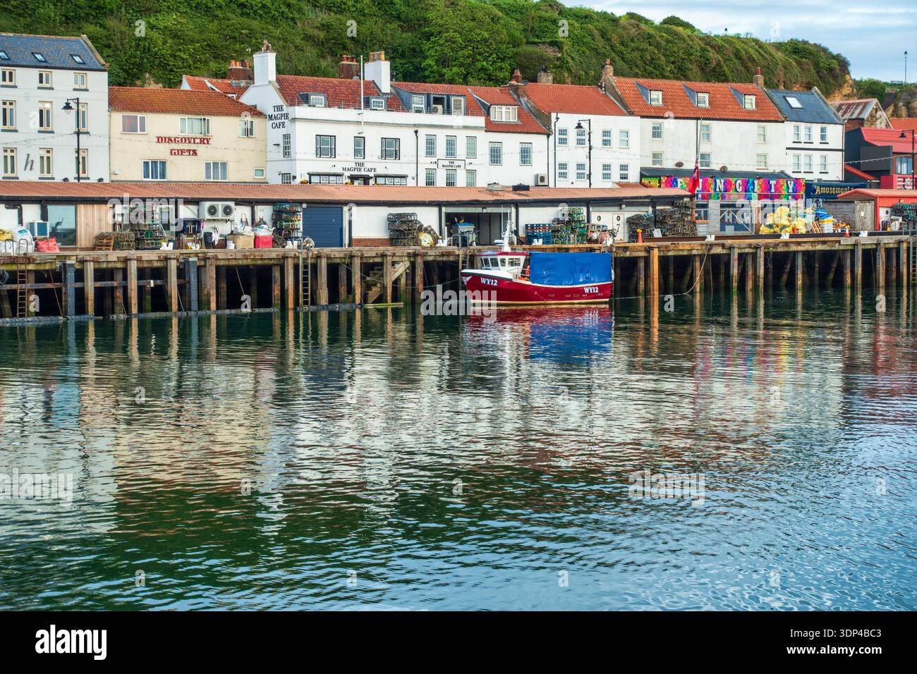 Bateau de pêche amarré à la jetée à côté de Pier Road dans la ville balnéaire historique de Whitby dans le North Yorkshire, Angleterre, Royaume-Uni Banque D'Images