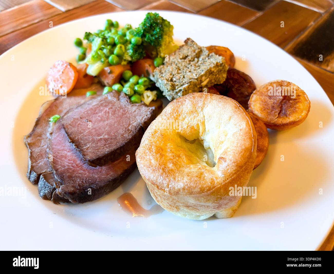Déjeuner traditionnel du dimanche au rôti de bœuf dans un pub du Royaume-Uni - Image de stock capturée avec un smartphone