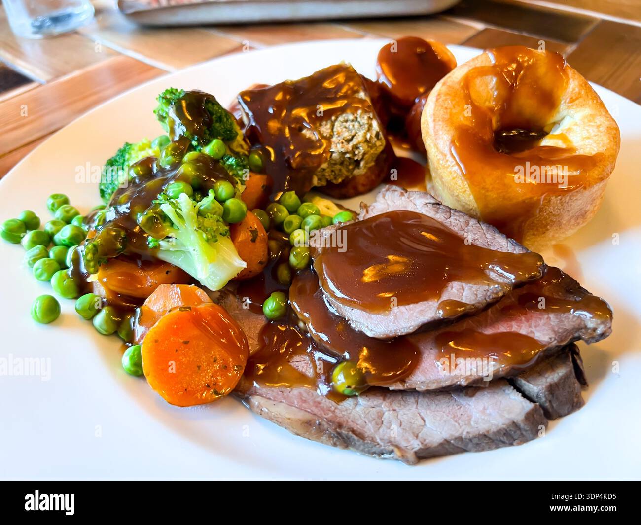 Déjeuner traditionnel du dimanche au rôti de bœuf dans un pub du Royaume-Uni - Image de stock capturée avec un smartphone