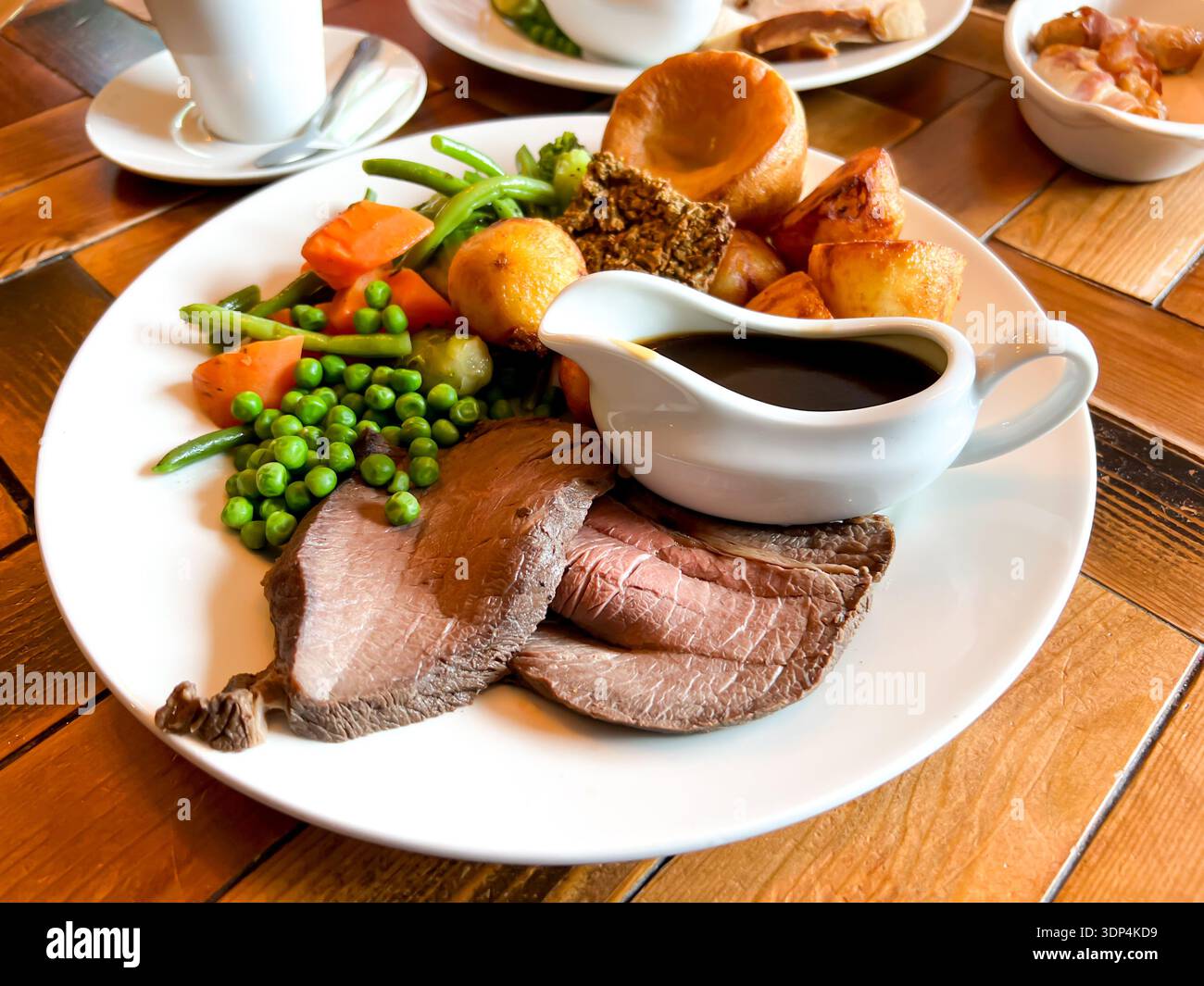 Déjeuner traditionnel du dimanche au rôti de bœuf dans un pub du Royaume-Uni - Image de stock capturée avec un smartphone
