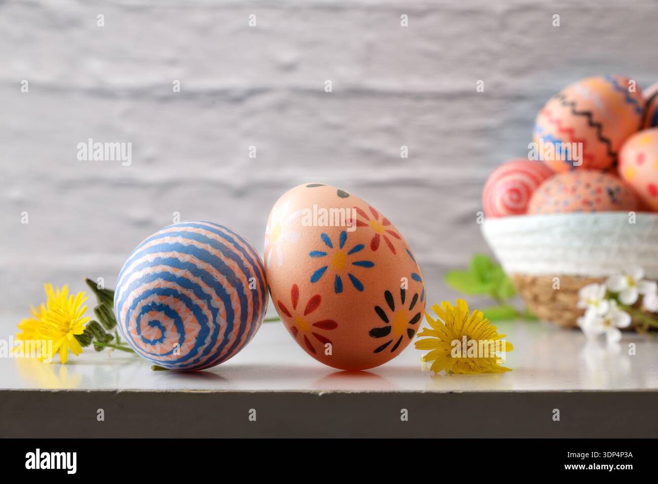 Œufs de Pâques décorés avec pissenlits Banque D'Images